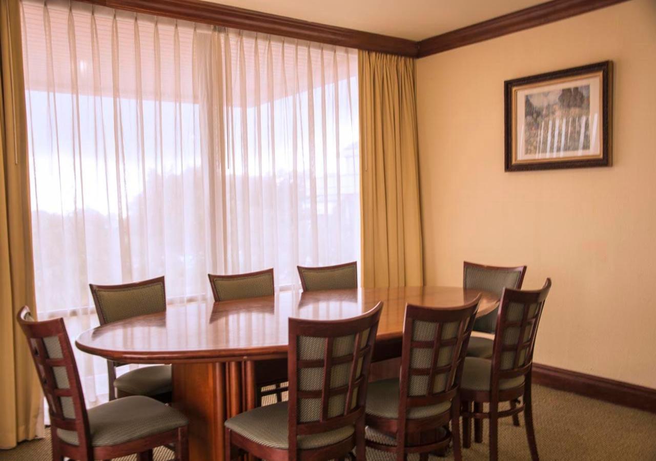 Wyndham San Jose Herradura Extérieur photo A typical dining room