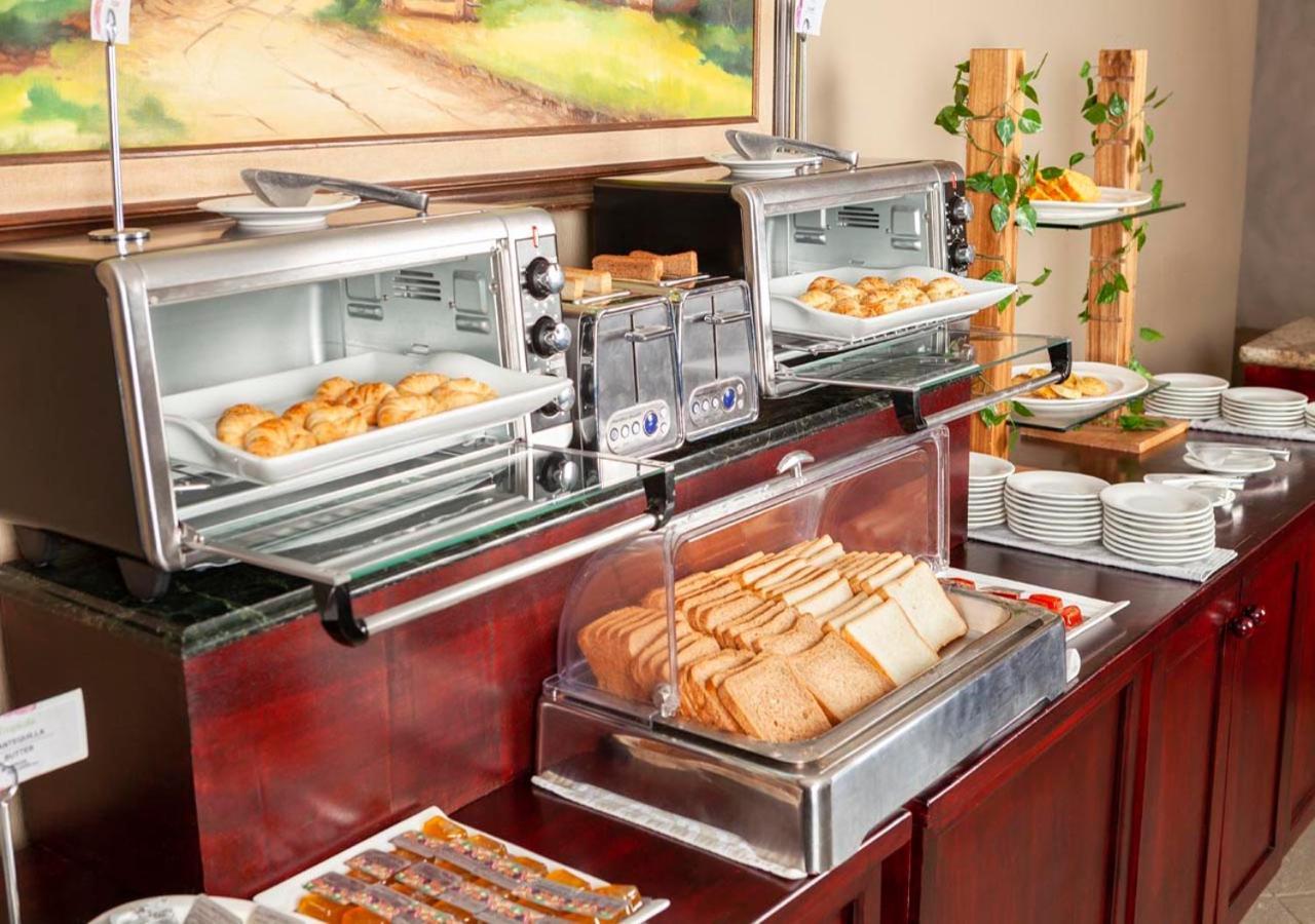 Wyndham San Jose Herradura Extérieur photo A buffet