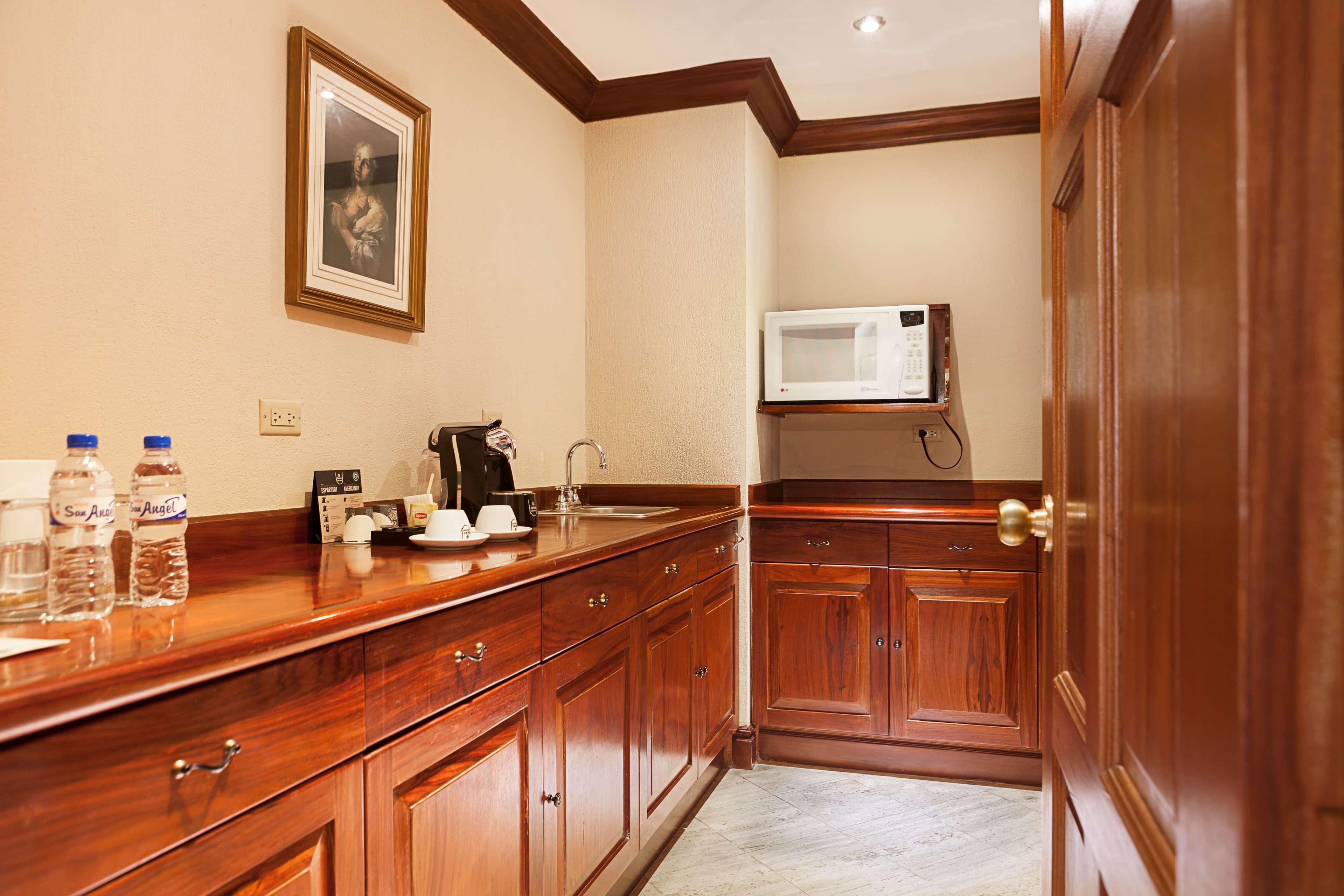 Wyndham San Jose Herradura Extérieur photo A kitchenette in a hotel room