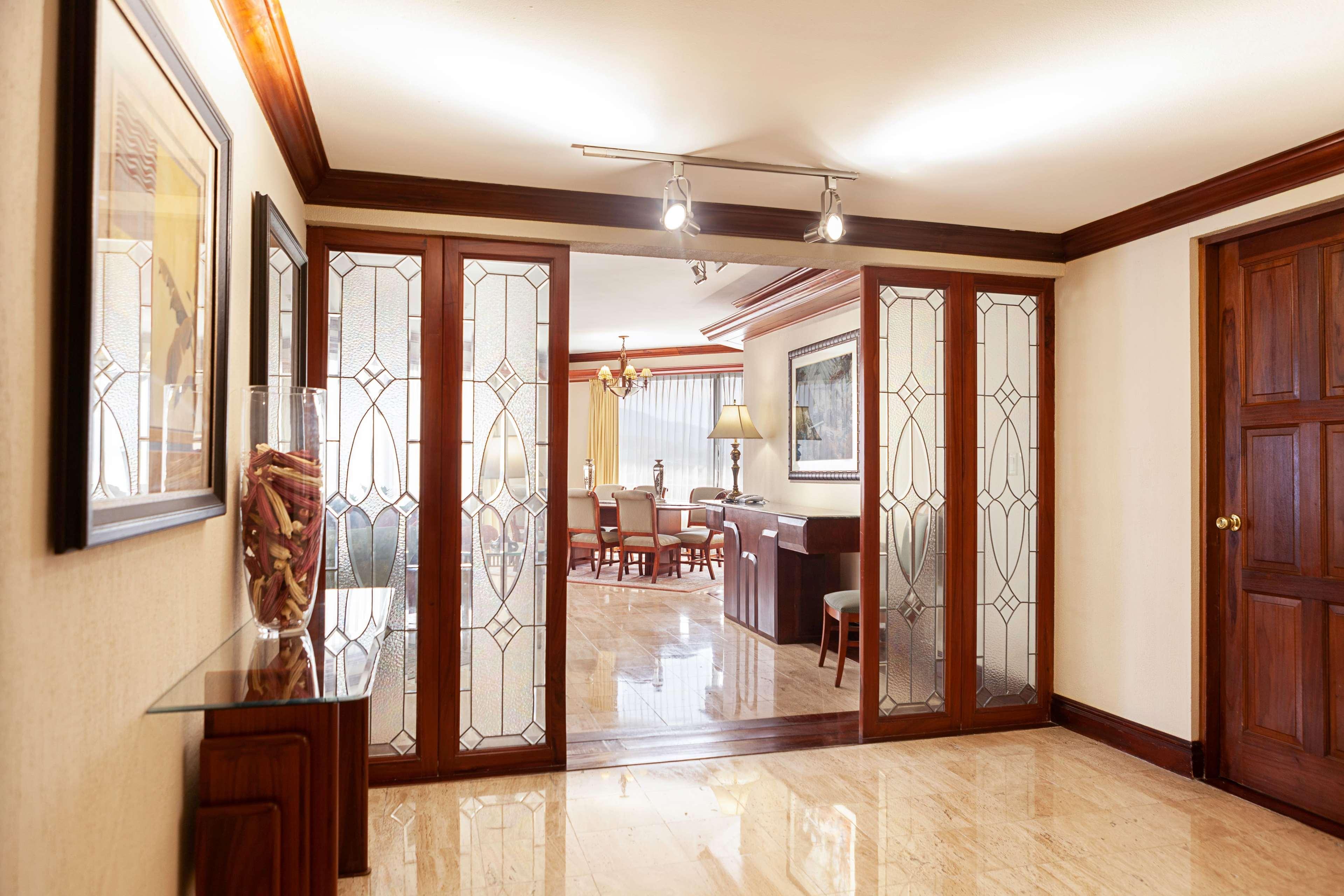 Wyndham San Jose Herradura Extérieur photo A room divider