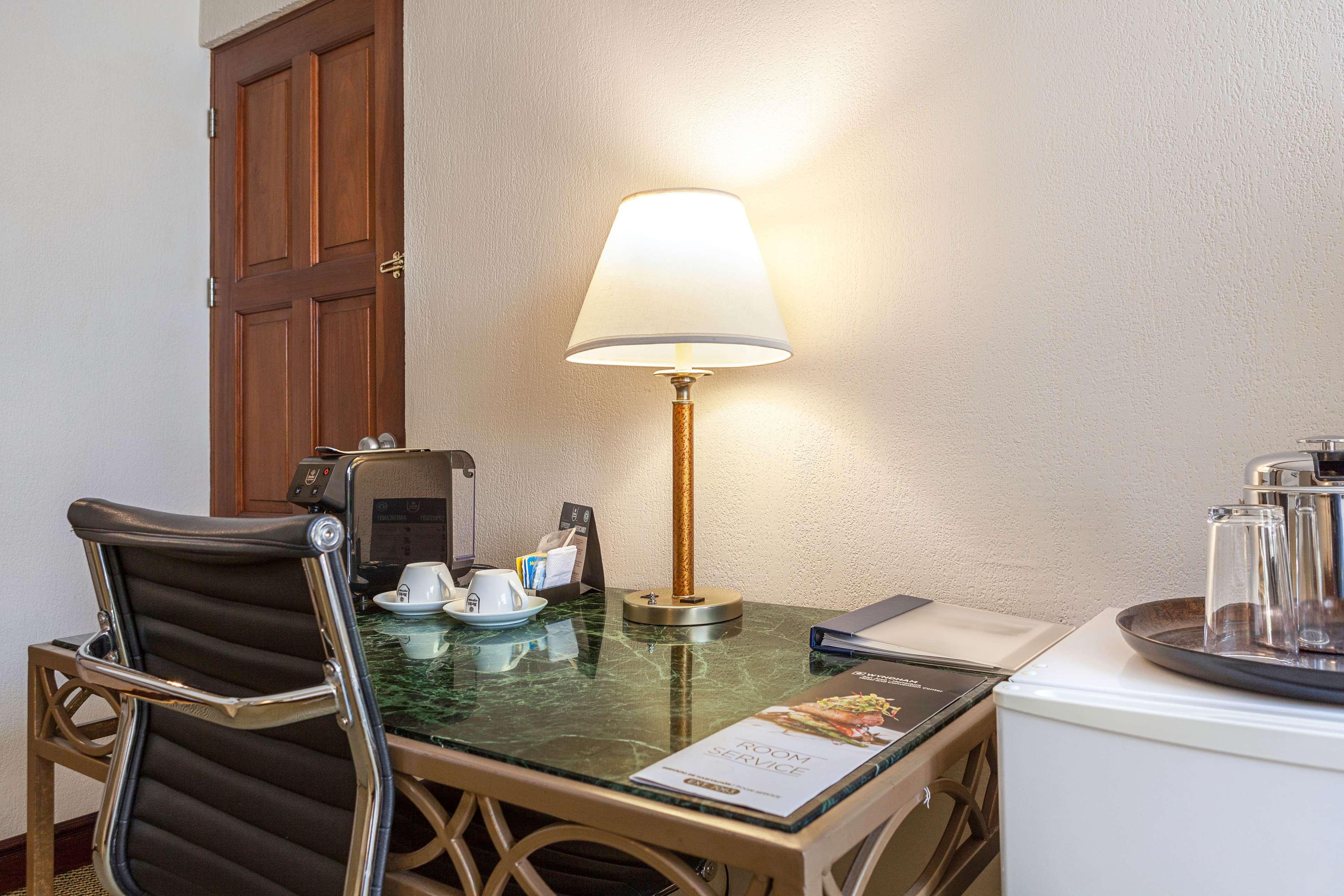 Wyndham San Jose Herradura Extérieur photo A table lamp