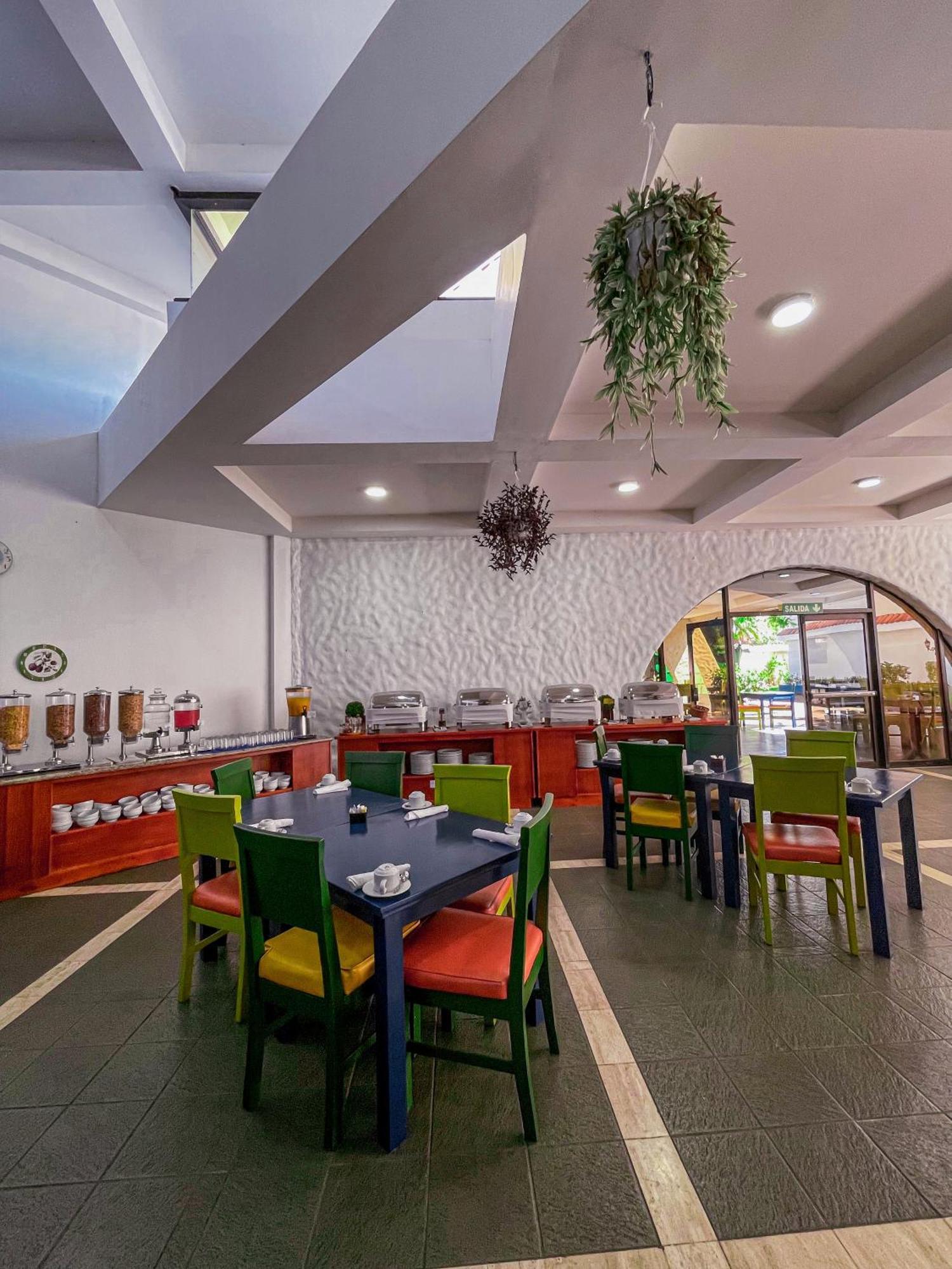 Wyndham San Jose Herradura Extérieur photo The restaurant at the hotel