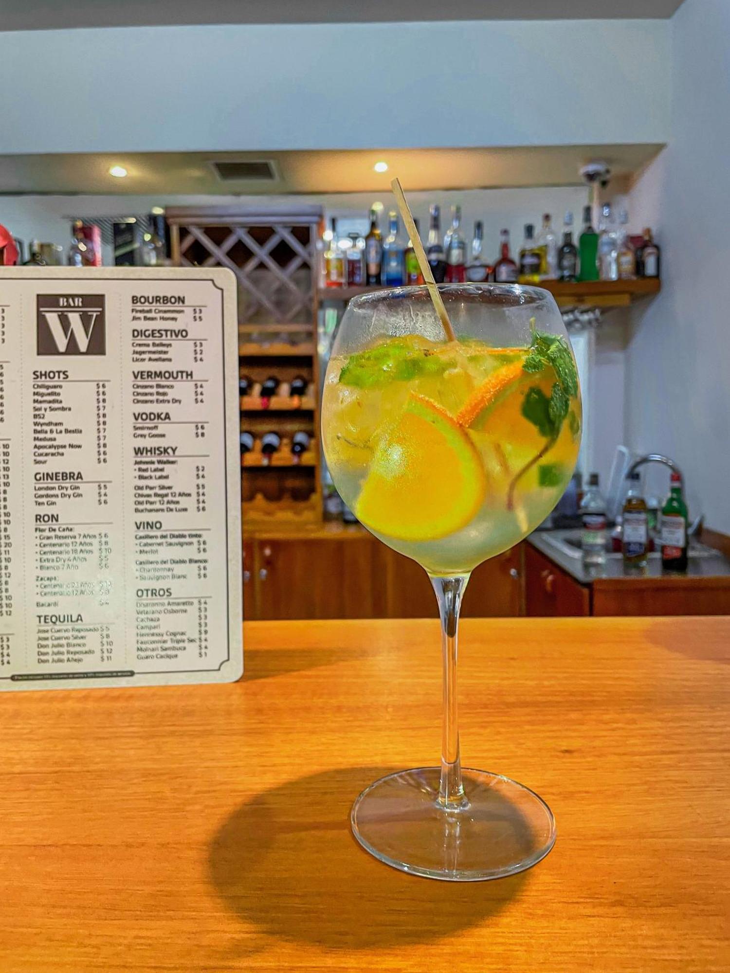 Wyndham San Jose Herradura Extérieur photo A gin and tonic with orange and lime