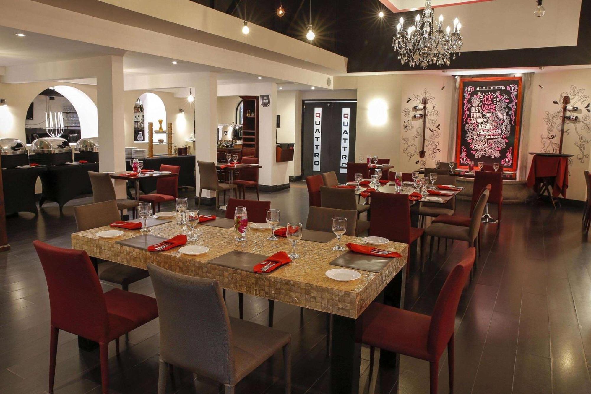 Wyndham San Jose Herradura Extérieur photo The interior of the restaurant