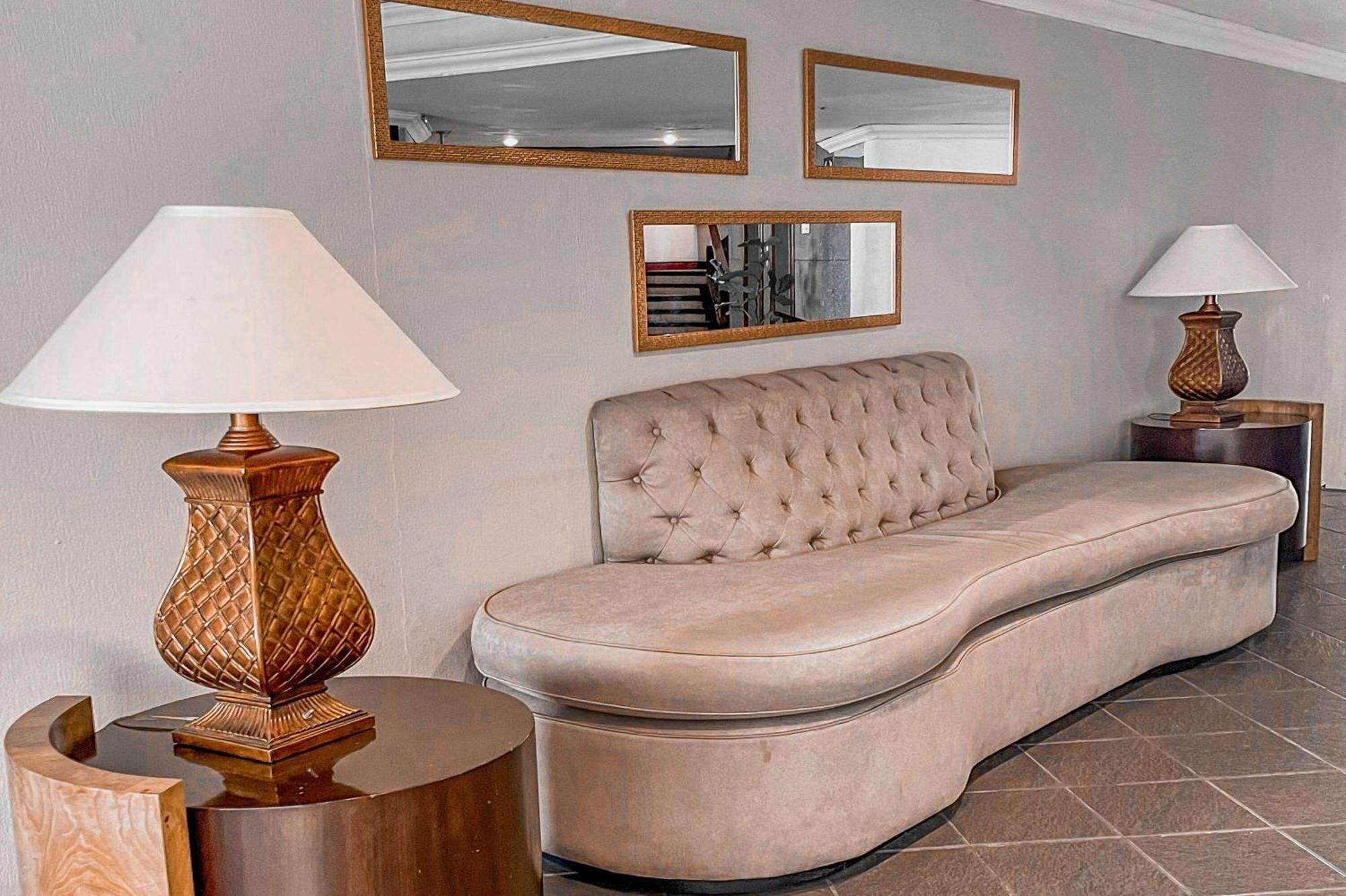 Wyndham San Jose Herradura Extérieur photo A settee