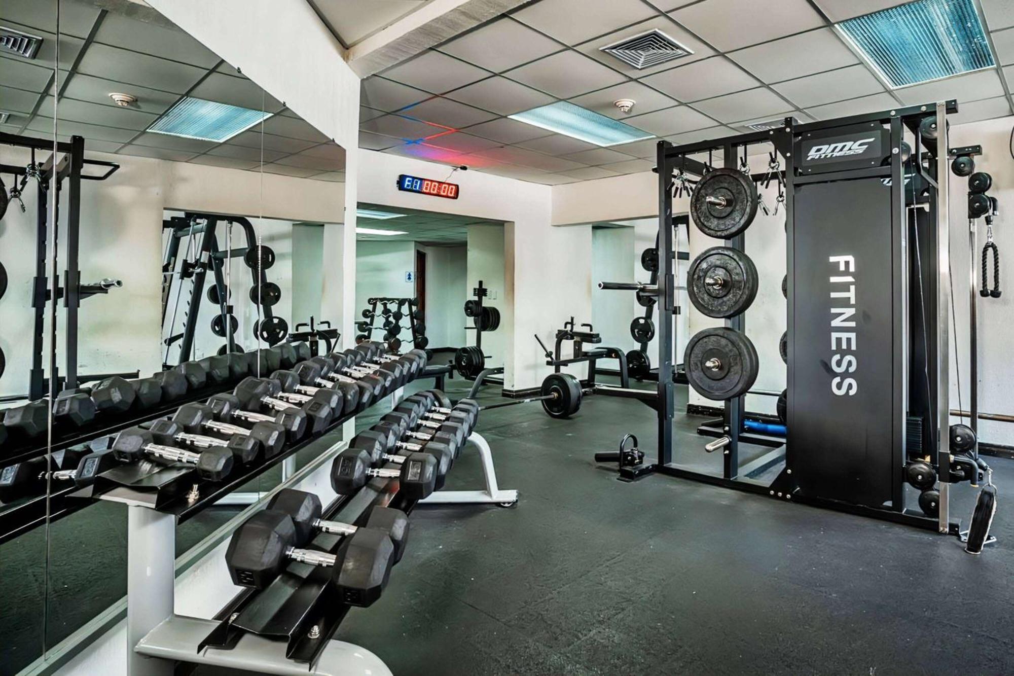 Wyndham San Jose Herradura Extérieur photo A typical gym