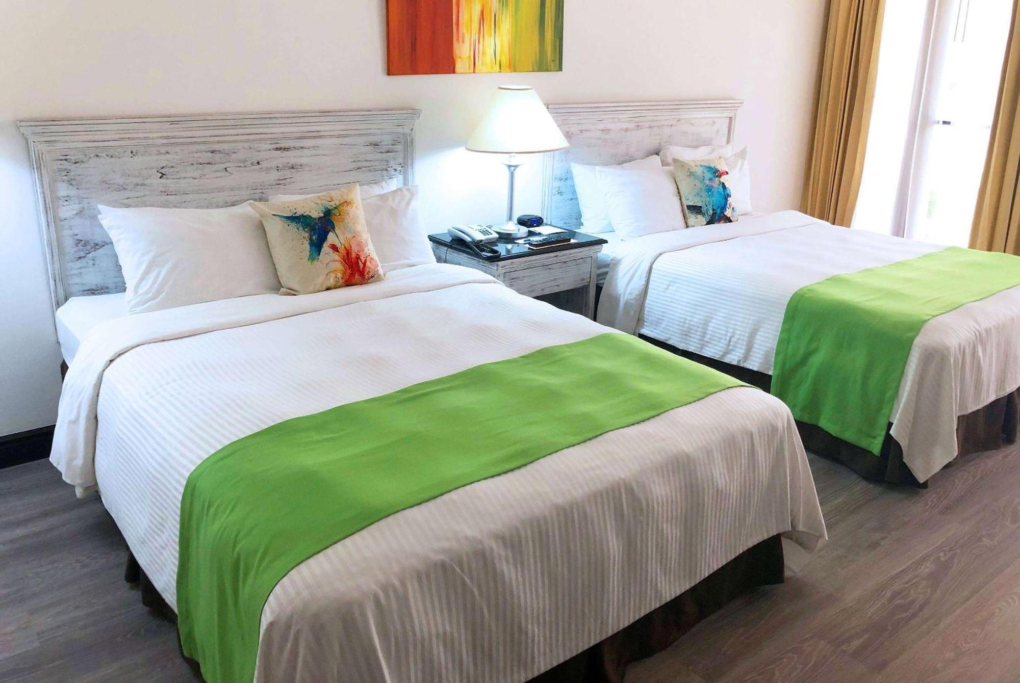 Wyndham San Jose Herradura Extérieur photo A bed runner